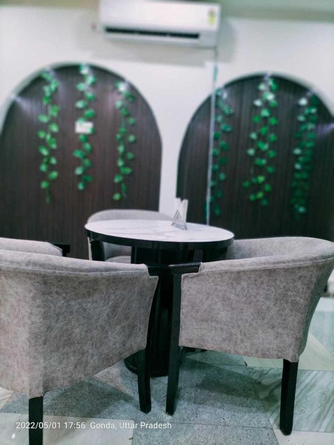 Oyo Mosaic Hotel And Restaurant Gonda Exterior foto